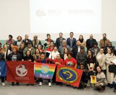 Imagem mostra todos os participantes juntos ao fim do evento.