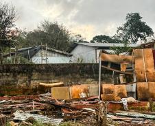 Estragos causados pela passagem do tornado.