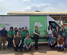 Equipe da Defensoria posa em frente à Van de Direitos.