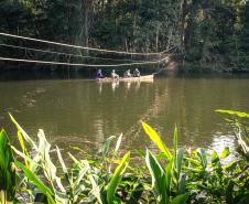 O acesso a comunidade do Quilombo Estreitinho é feita com um barco de tração de polia.