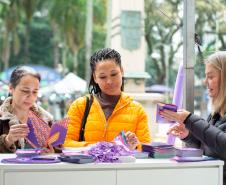 Mulheres recebem orientação sobre violência de gênero.