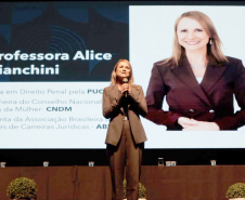 Evento realizado no Guairinha sobre a Política Nacional de Cuidados.
