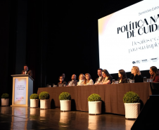 Evento realizado no Guairinha sobre a Política Nacional de Cuidados.