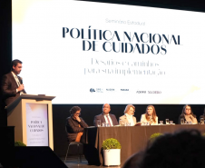 Evento realizado no Guairinha sobre a Política Nacional de Cuidados.