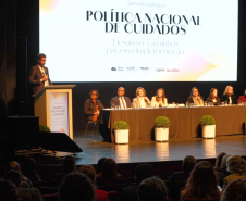 Evento realizado no Guairinha sobre a Política Nacional de Cuidados.