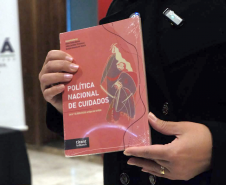 Evento realizado no Guairinha sobre a Política Nacional de Cuidados.