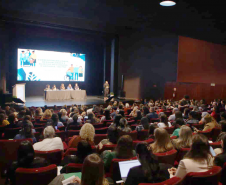 Evento realizado no Guairinha sobre a Política Nacional de Cuidados.
