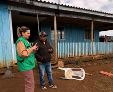 Defensora pública conversa com homem atingido pelo tornado. 
