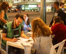 Imagem mostrar atendimento à população em situação de rua à noite.
