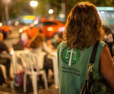 Imagem mostrar atendimento à população em situação de rua à noite.