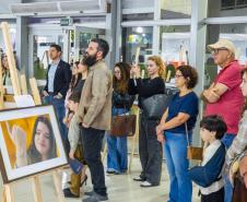 Público presente acompanha as apresentações.