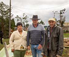 Imagem mostra família de cidadãos atendidos pela Defensoria Pública após passagem do tornado.