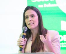 A segunda subdefensora pública fala durante a abertura do avento.