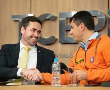Chefe da Defesa Civil cumprimenta o DPG Matheus Munhoz.
