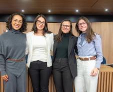 Equipe do TCE posa para foto após painel.
