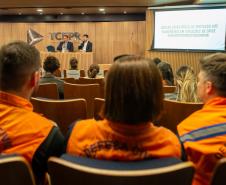Público presente assiste palestras.