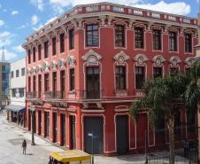 Imagem mostra fachada da sede Central da Defensoria Pública do Paraná. 