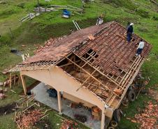 Imagem mostra casa destelhada depois da passagem do tornado por Piraí do Sul.