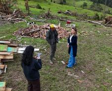 Imagem mostra a defensora pública Ingrid Lima, coordenadora do NUCRISE, conversando com vítimas do tornado.