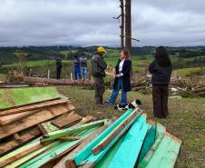 Imagem mostra a defensora Ingrid Lima, coordenadora do Nucrise, conversando com vítimas do tornado.
