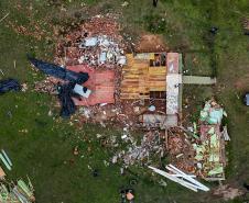 Imagem de drone mostra casa destruída pelo tornado.