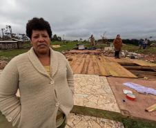 Imagem mostra Silvania, moradora de casa atingida pelo tornado.