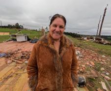 Imagem mostra moradora de Piraí do Sul que teve a casa atingida pelo tornado.