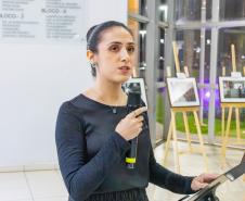 Defensora pública Mariana Teixeira fala durante a abertura da exposição fotográfica da DPE-PR em Cianorte.