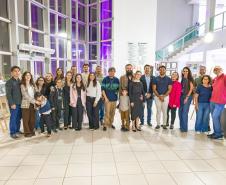 Público e autoridades posam para foto.