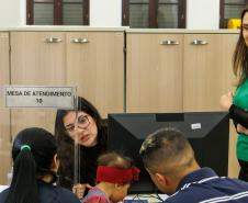 Imagem mostra família sendo atendida durante Mutirão Meu Pai Tem Nome da Defensoria Pública do Paraná.
