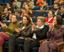 Público presente aplaude falas das autoridades.
