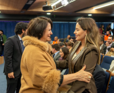 Dra Josiane Lupion Fruet cumprimenta dra Ingrid, coordenadora do NUCRISE.