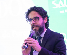 O corregedor da DPE-PR Fernando Redede palestra durante o evento.