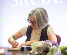 Palestrante autografa livro.