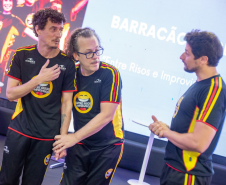 Apresentação de comédia com Barracão em Cena.