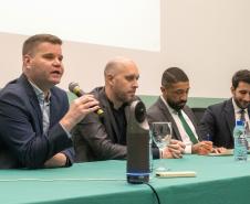 Imagem mostra defensores públicos na mesa de abertura do Curso da Defensoria Pública para atuação no Tribunal do Júri.