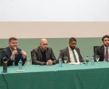 Imagem mostra defensores públicos na mesa de abertura do Curso da Defensoria Pública para atuação no Tribunal do Júri.
