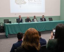 Imagem mostra defensores públicos na mesa de abertura do Curso da Defensoria Pública para atuação no Tribunal do Júri.