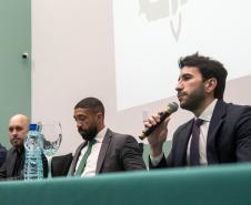 Imagem mostra defensores públicos na mesa de abertura do Curso da Defensoria Pública para atuação no Tribunal do Júri.