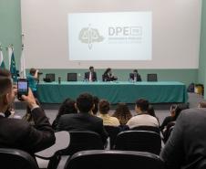 Imagem mostra defensores públicos na mesa de abertura do Curso da Defensoria Pública para atuação no Tribunal do Júri.