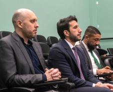 Imagem mostra defensores públicos acompanhando a abertura do curso.