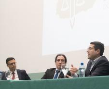 Imagem mostra mesa de abertura do Curso da Defensoria Pública para atuação no Tribunal do Júri.