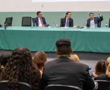 Imagem mostra mesa de abertura do Curso da Defensoria Pública para atuação no Tribunal do Júri.
