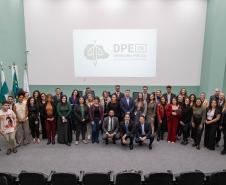 Público, defensores e palestrantes posam para foto ao final do evento.