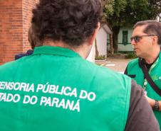 Imagem mostra equipe do NUPED da Defensoria Pública chegando ao centro de zoonoses para retirar a cadelinha Chica e devolve-la à tutora. 