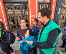 Ouvidor da Defensoria, dr Marcel Jeronymo, conversa com usuários em frente à sede da DPE-PR em Curitiba.