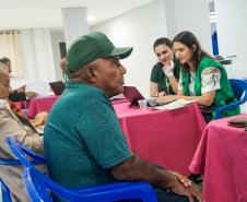 Imagem mostra equipe do mutirão Concilia realizando atendimento de um assistido.