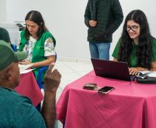 Imagem mostra equipe do mutirão Concilia realizando atendimento de um assistido.