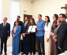 Atendido pela DPE-PR, ex-policial torturado recebe pedido de desculpas do Estado brasileiro em marco histórico