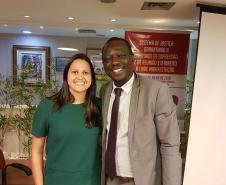 Na esquerda, a defensora Cinthia Azevedo Santos. Na direita, o relator da Organização das Nações Unidas (ONU), Sr. Clement Voule.